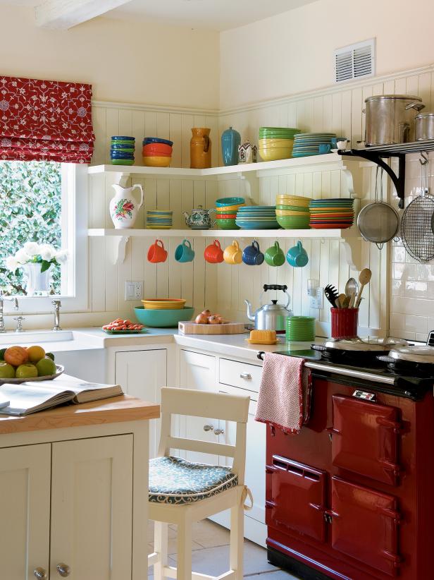 Chọn những đồ dùng nhà bếp nhiều màu để trang trí