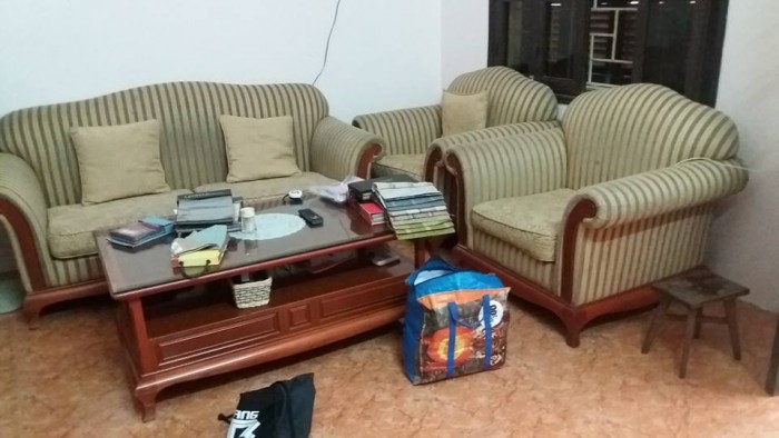 Cả bộ ghế sofa nhà bác Hà ở Cù Chính Lan