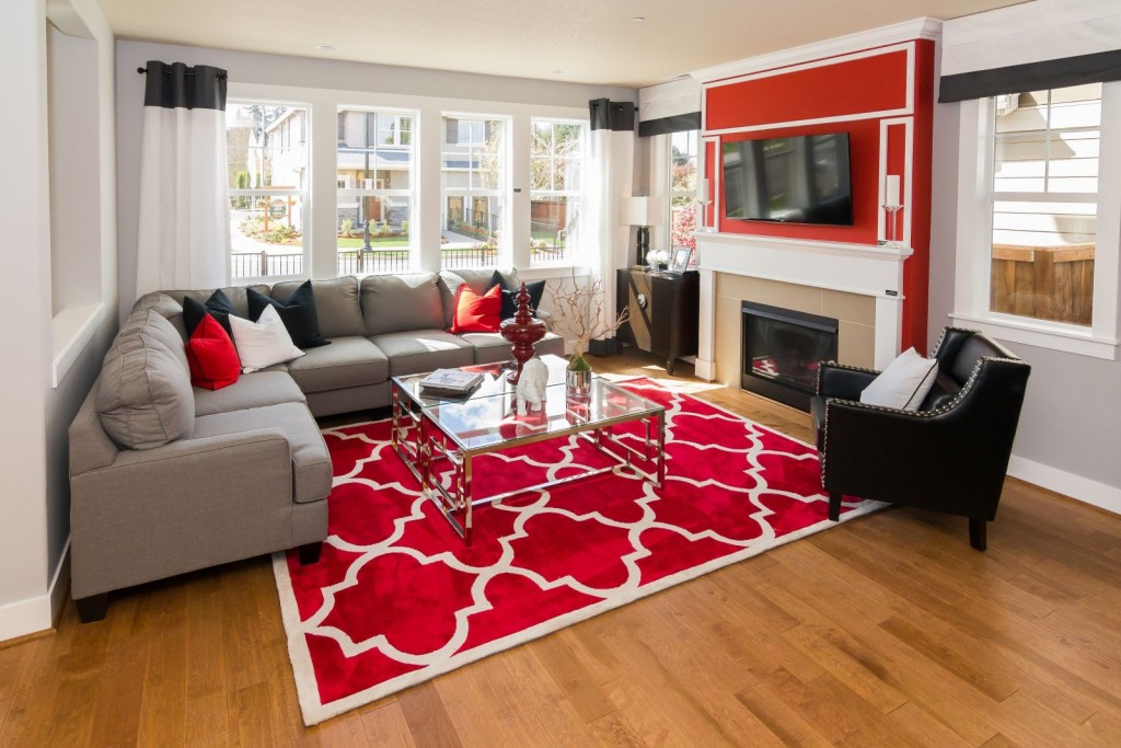 Những tấm thảm nhiều màu tăng sự thu hút của phòng khách