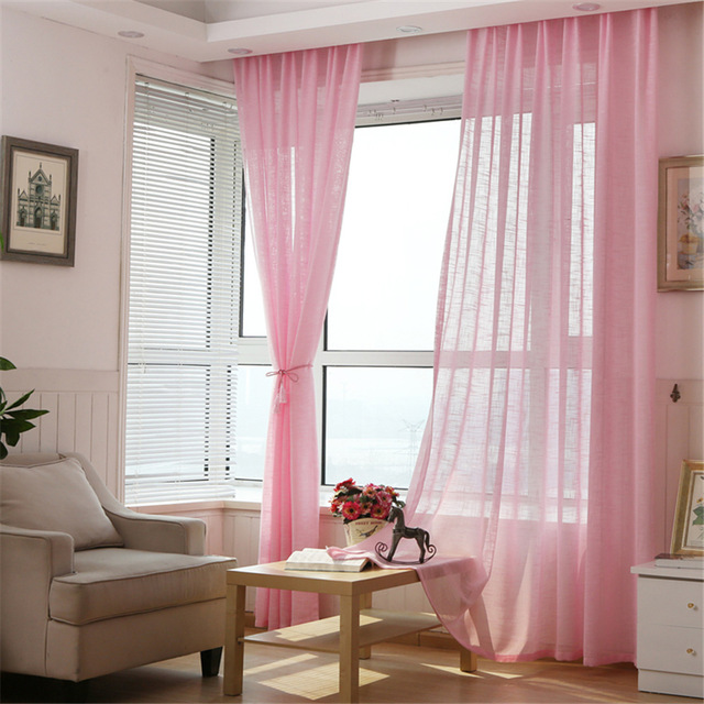 Những tấm rèm mềm mại sẽ làm tăng độ "mềm" của phòng khách