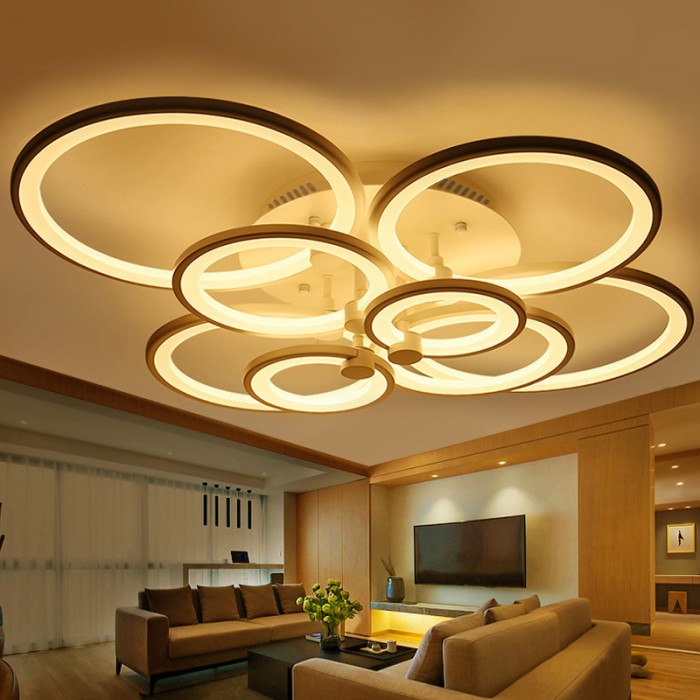 Sử dụng đèn trần màu vàng cũng sẽ giúp phòng khách trở nên ấm áp hơn