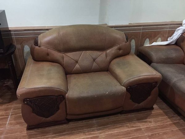 Bộ ghế sofa da của anh Thân đã bị nứt và cáu bẩn làm chuyển màu ghế