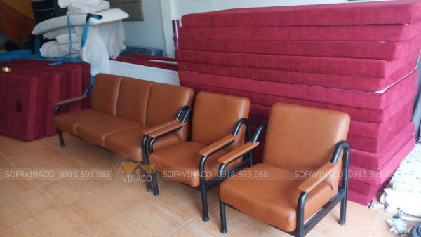 Bộ ghế sofa cũ đã được bọc lại vỏ mới tại xưởng sản xuất