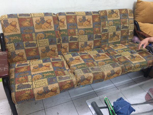 Bộ ghế sofa cũ của anh Việt có vải ngoài bằng vải in hoạt hình nhưng lại bị bám bẩn toàn bộ