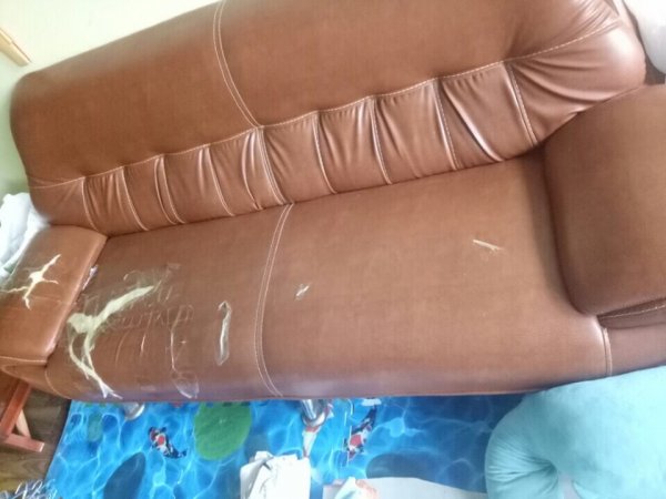 Bộ ghế sofa da của khách hàng tại chung cư An Lạc, Hà Đông bị rách phần mặt ngồi và tay vịn