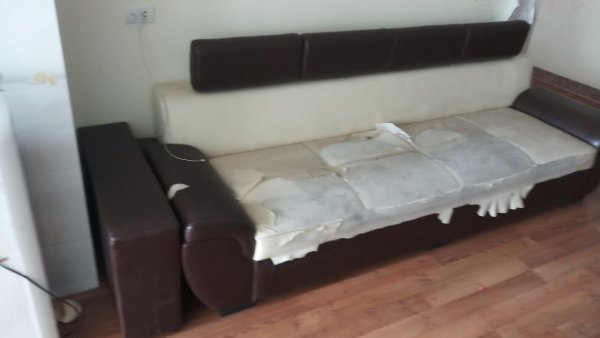 Chiếc ghế sofa dài của bộ ghế sofa ở Hồ Tùng Mậu đã bị rách hết phần da ở mặt ngồi