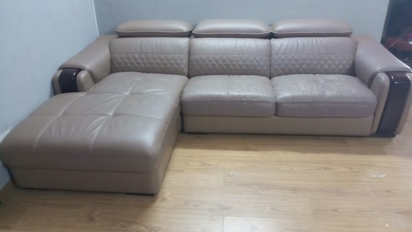Bộ ghế sofa da đã bị bong chóc phần đệm ngồi và bạc màu