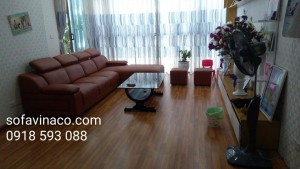 Bộ ghế màu da bò trông như mới sau khi đã được bọc lại