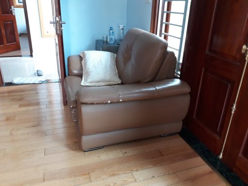 Mặt nghiêng chiếc ghế sofa bị rách nhà bác Thông ở Lê Văn Lương