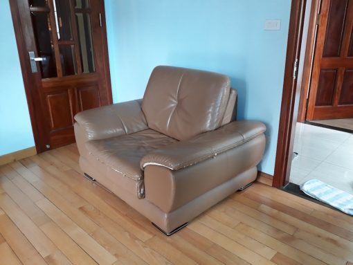 Mặt nghiêng chiếc ghế sofa bị rách nhà bác Thông ở Lê Văn