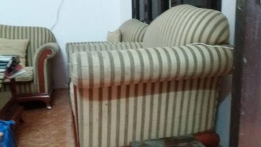 Mặt nghiêng của chiếc ghế sofa đơn cần được bọc lại tại Cù Chính Lan