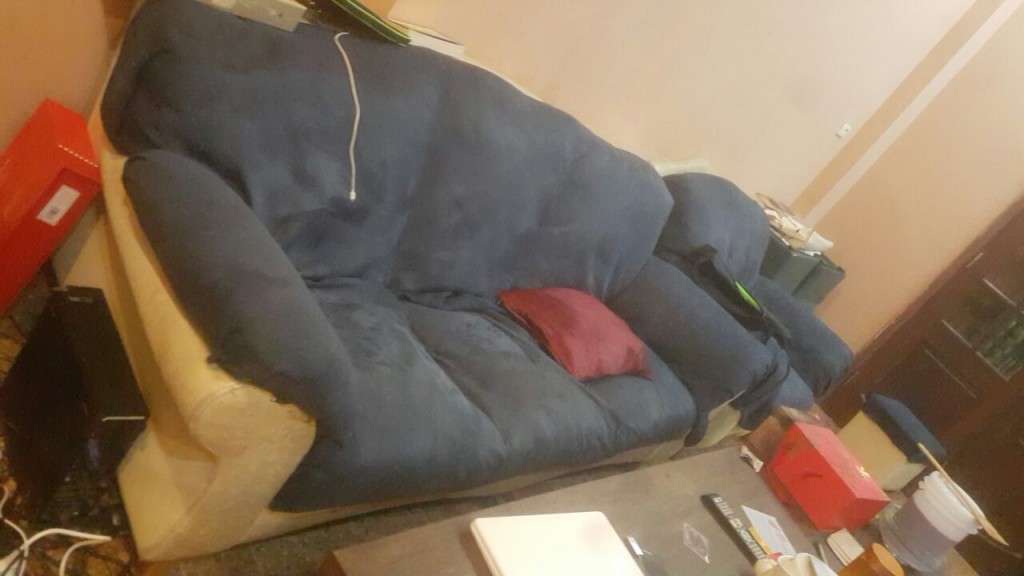 Bộ ghế sofa vì bẩn và mốc nên được phủ vải lên để ngồi