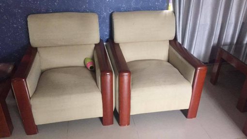 Hai chiếc ghế sofa đơn đã cũ của gia đình tại Sóc Sơn