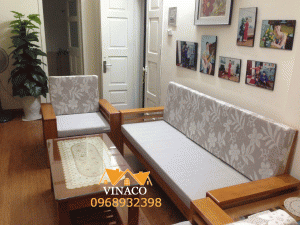 Bộ đệm ghế gỗ màu ghi sáng làm không gian nhà chị trở nên sáng hơn