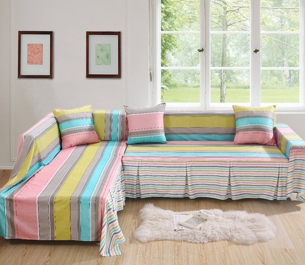 Ghế sofa có vải bọc là vải kẻ sọc sẽ giúp ngôi nhà thêm trẻ trung hơn