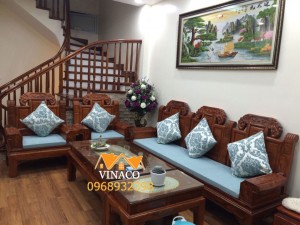 Màu xanh nhạt làm bộ ghế gỗ trở lên nổi bật