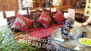 Đệm ghế màu đỏ có họa tiết lá trúc thanh nhã