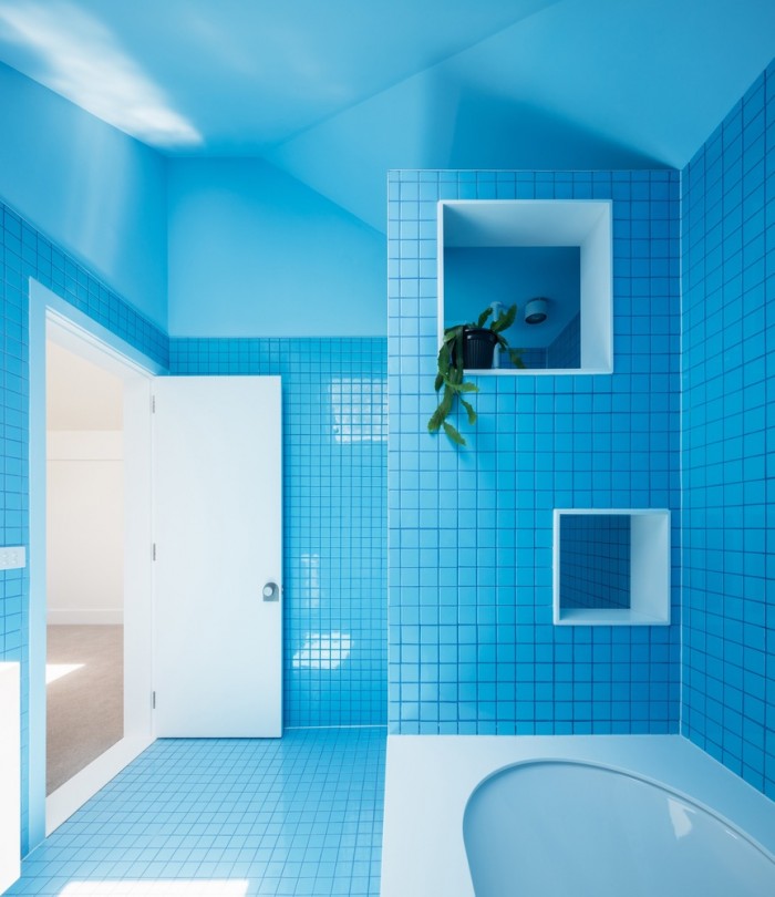 Nhà tắm xanh dương tạo cảm giác mát mẻ thư thái