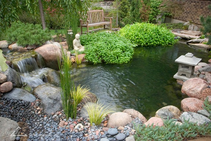 Thiết kế vườn sang chảnh hơn với hồ nước và sỏi đá