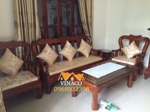 Bộ đệm ghế vàng óng khi được ánh sáng chiếu vào