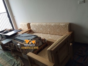 Màu vàng kim làm bộ ghế gỗ cũng như phòng khách thêm sang trọng