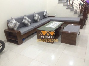 Đệm ghế màu ghi cùng gối carô đồng màu