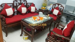 Bộ đệm ghế gỗ và gối may trám trắng đã được gia đến cho nhà khách hàng