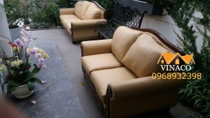 Dịch vụ bọc lại ghế sofa đã khiến cho hai chiếc ghế trở nên hoàn toàn khác biệt