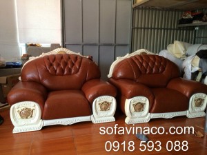 Cả hai chiếc ghế đơn đã được thay một lớp da hoàn toàn mới