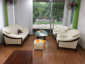 Bộ ghế đã được kê lại trong phòng khách