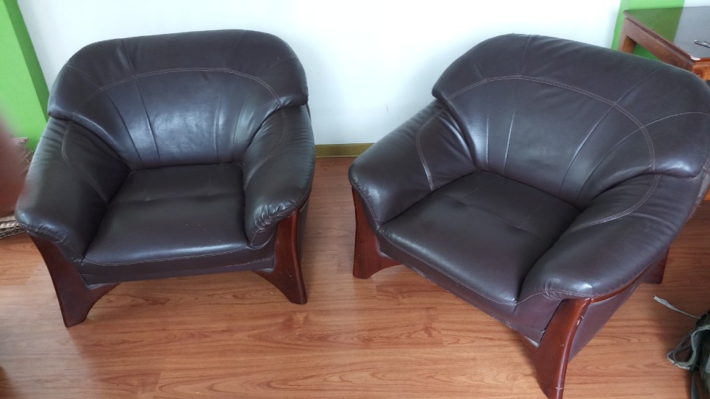 Hai chiếc ghế đơn này thì vẫn còn mới