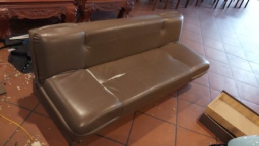 Chiếc ghế sofa giường ở Dương Đình Nghệ đã bị rách lòi bông ra bên ngoài do sử dụng nhiều