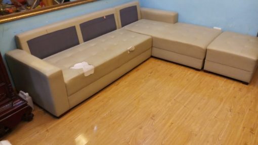 Bộ ghế sofa da màu nhạt của gia đình đã bị móc rách