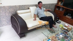 Chiếc ghế dài đã được thay vỏ mới, vết rách đã biến mất