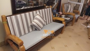 Bộ đệm ghế được làm từ hai loại vải cho gia đình chị Lê