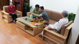 Bộ đệm màu nâu này là của bố mẹ chị Hà ở tầng trên