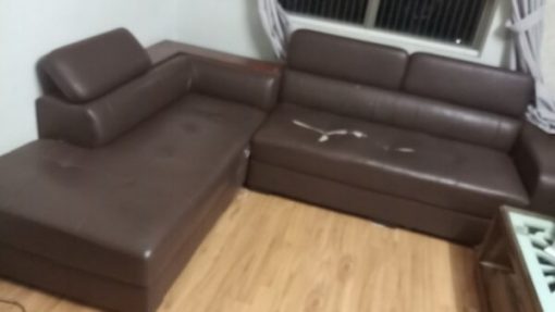 Bộ ghế sofa góc bằng da bị rách