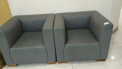 Hai chiếc ghế sofa tại văn phòng ở Trần Đăng Ninh