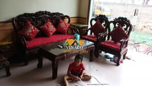 Đệm ghế giả cổ với vải đỏ hoa văn cổ điển cao cấp