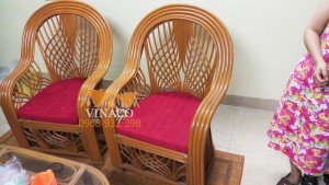Hai chiếc ghế đơn có đệm cong tròn