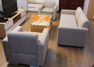 Chất vải bọc mới có màu nâu sữa rất đẹp và hài hoà với phòng khách