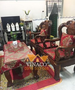 Nệm ghế với màu đệm đỏ và hoa văn thêu nổi bật khi phối với ghế giả cổ