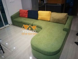 Những chiếc gối màu sắc làm cho phòng khách năng động hơn