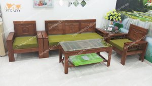 Bộ đệm ghế màu xanh rêu khá nổi bật trên nền trắng của phòng khách
