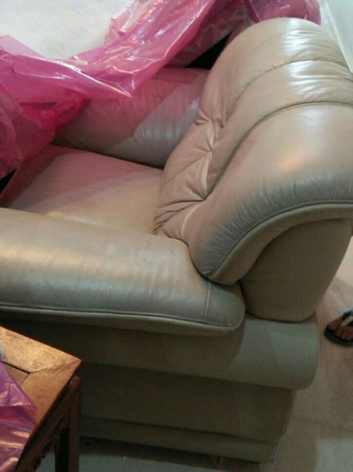 Bộ ghế sofa cũ có màu be còn rất mới của anh Chiến