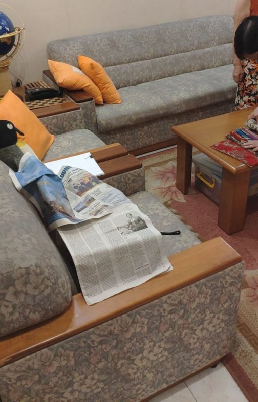 Bộ ghế sofa vải của nhà cô Vân đã bị bạc màu