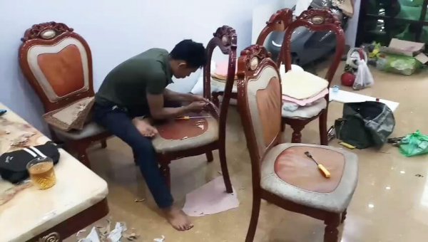 Nhân viên của Vinaco đang tháo lớp da ghế ăn cũ