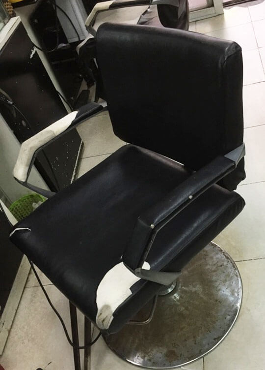 Chiếc ghế sofa bị rách và bẩn ở một salon tóc tại Nguyễn Trãi