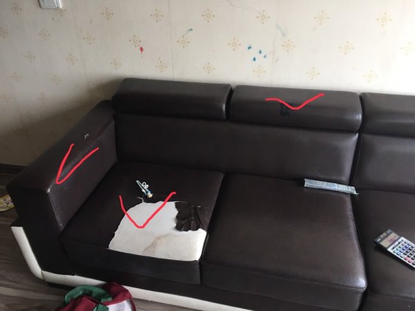 Bộ ghế sofa tại Nguyễn Phong Sắc bị rách phải dán băng dính
