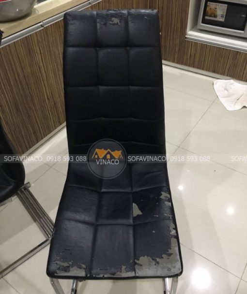 Cả năm chiếc ghế ăn ở Khương Thượng đều đã bị bong chóc hết da ở mép ghế
